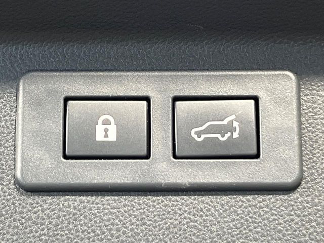 【パワーバックドア】スマートキーや運転席のボタンを押すだけでリアゲートが自動で開閉します!荷物を持っている時や、高い位置にあるバックドアを閉める際に便利な機能です♪