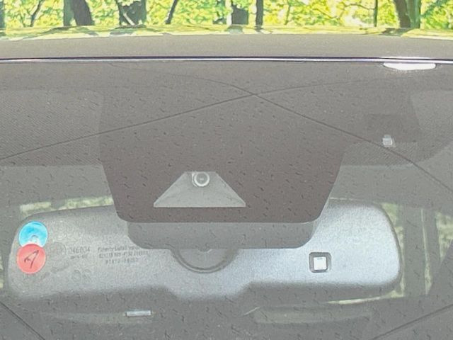 【トヨタセーフティセンス】走行中に前方の車両等を認識し、衝突しそうな時は警報とブレーキで衝突回避と被害軽減をアシスト。より安全にドライブをお楽しみいただけます。