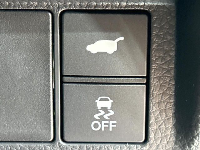 【パワーバックドア】スマートキーや運転席のボタンを押すだけでリアゲートが自動で開閉します!荷物を持っている時や、高い位置にあるバックドアを閉める際に便利な機能です♪