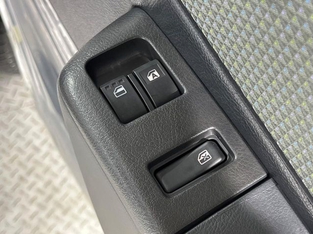 【電動格納ミラー】サイドミラーは電動格納式となっており、狭い駐車場でもキズがつくリスクを抑えられます。