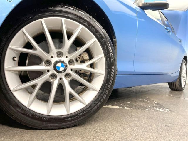 ●純正17インチアルミホイール:輸入車ならではの卓越した走りを支えるホイールと足回りです!日本車の走りに慣れている方にもぜひ体感して頂きたいほど、高いレベルでまとまっています!