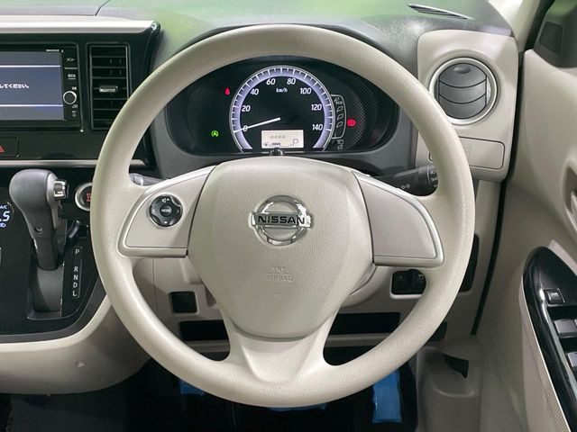 �C���e���A�ɍ��킹���f�U�C���̃X�e�A�����O�́A�^�]�������̂��Ƃ��l���A�^�]���₷���`��A�傫���ł��B�����x�A���ۂɐG���Ă��m���߂��������B