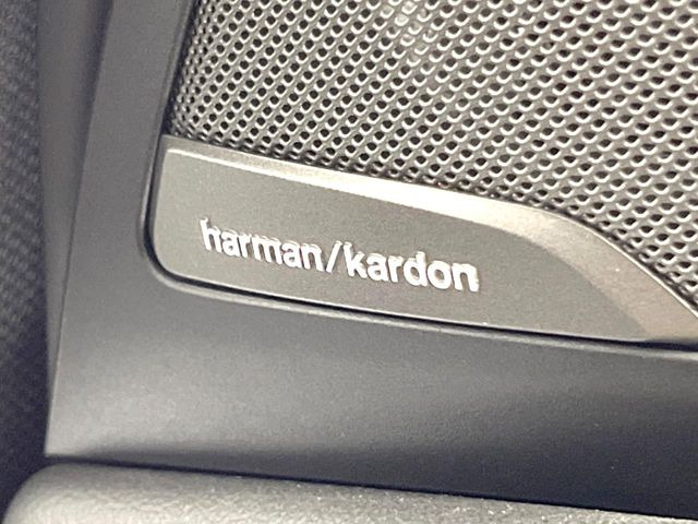 ●harman/kardonサウンドシステム:オーディオ専門メーカーが手掛けるプレミアムスピーカーを装備。多数のスピーカーから、音の粒立ちまで分かる高品質な音楽をお楽しみいただけます。