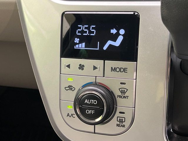 【オートエアコン】一度お好みの温度に設定すれば、車内の温度を検知し風量や温度を自動で調整。暑い&hellip;寒い&hellip;と何度もスイッチ操作をする必要はありません。快適な車内空間には必須の機能ですね♪