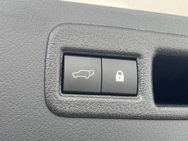【パワーバックドア】スマートキーや運転席のボタンを押すだけでリアゲートが自動で開閉します!荷物を持っている時や、高い位置にあるバックドアを閉める際に便利な機能です♪