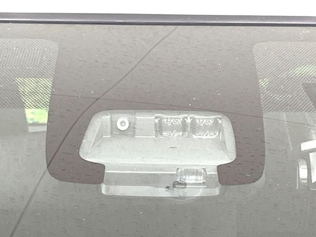 【トヨタセーフティセンス】走行中に前方の車両等を認識し、衝突しそうな時は警報とブレーキで衝突回避と被害軽減をアシスト。より安全にドライブをお楽しみいただけます。