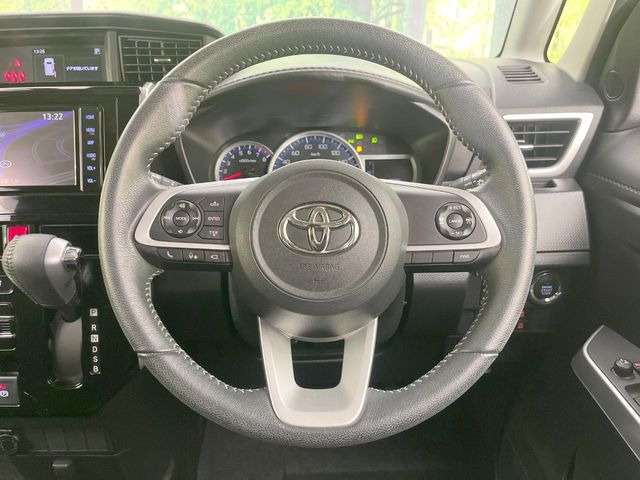 �C���e���A�ɍ��킹���f�U�C���̃X�e�A�����O�́A�^�]�������̂��Ƃ��l���A�^�]���₷���`��A�傫���ł��B�����x�A���ۂɐG���Ă��m���߂��������B