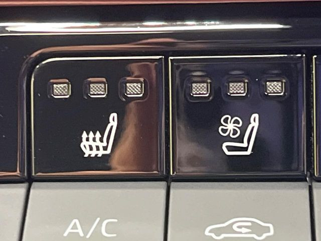 【シートヒーター&ベンチレーション】夏場は涼しい風でお尻や背中の熱やムレを防ぎ、冬はエアコンよりも早く温まってポカポカに!季節を問わず快適に過ごせます。