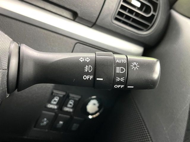 【オートライト】周りの明るさに応じて自動でヘッドライトの点灯・消灯ができる機能です!ライトの付け忘れ・消し忘れなどが無くなり、雨の日や夕方の走行も安心!トンネル通過時も便利ですね♪