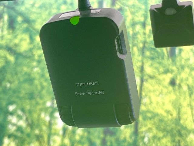 【ドライブレコーダー】ドライブレコーダー装備!走行中はもちろん、あおり運転や事故に遭遇した際、映像で記録し、万一のリスクに備えます。※記録用SDカードはお客様ご自身でご準備いただく必要があります。