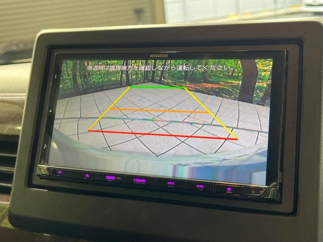 【バックカメラ】駐車時に後方がリアルタイム映像で確認できます。大型商業施設や立体駐車場での駐車時や、夜間のバック時に大活躍!運転スキルに関わらず、今や必須となった装備のひとつです!