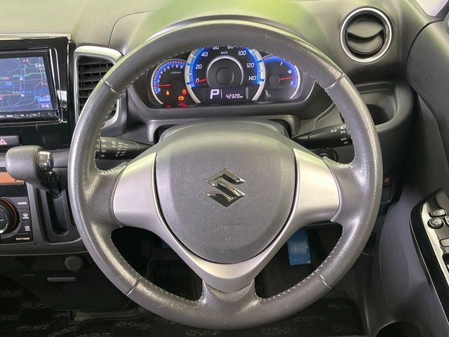 【純正革巻きステアリング】上質な革を使用することで、手にしっかり馴染みとても運転しやすいハンドルです♪
