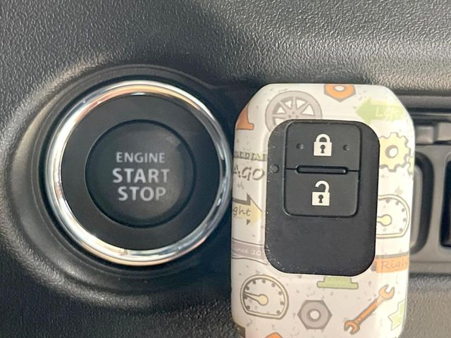 【キーレススタートシステム】カバンやポケットに入れたままでもドアの施錠・解錠が可能なスマートキーを装備。エンジンのオン・オフ時もカギを取り出す必要が無いからとっても便利です♪