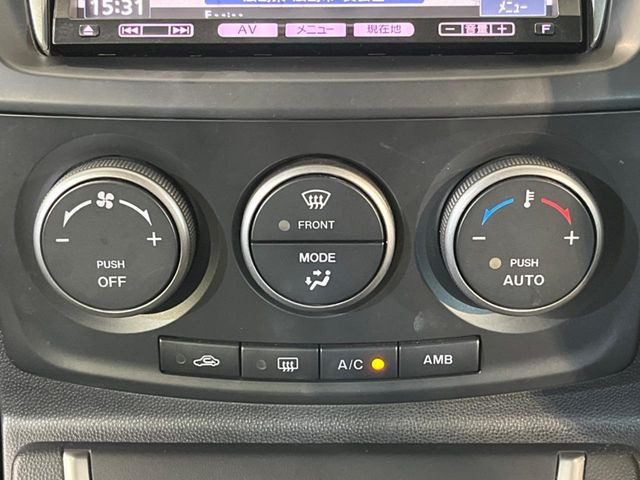 【オートエアコン】一度お好みの温度に設定すれば、車内の温度を検知し風量や温度を自動で調整。暑い&hellip;寒い&hellip;と何度もスイッチ操作をする必要はありません。快適な車内空間には必須の機能ですね♪