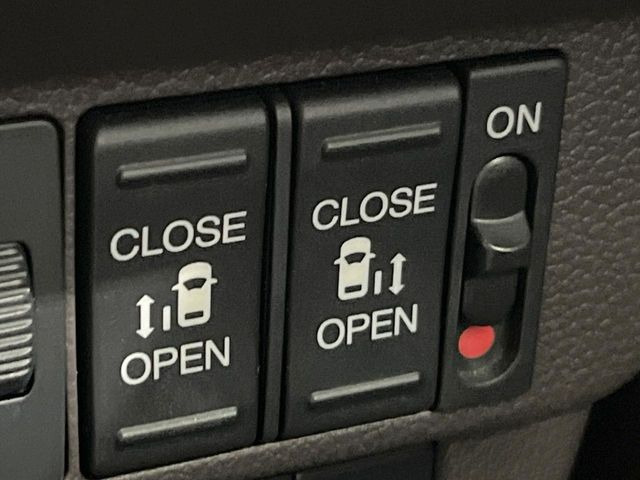 【両側パワースライドドア】スマートキーや運転席のスイッチで後席両側スライドドアの開閉が可能♪電動だから力を入れてドアを開ける必要が無く、小さなお子様でも簡単に開け閉めでき快適です♪