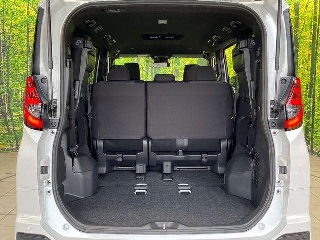 普段のお買い物や通勤、送迎等に十分な荷室スペースを確保しております。セカンドシートを倒すと、大きな荷物の積載も可能です♪