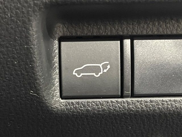 【パワーバックドア】スマートキーや運転席のボタンを押すだけでリアゲートが自動で開閉します!荷物を持っている時や、高い位置にあるバックドアを閉める際に便利な機能です♪