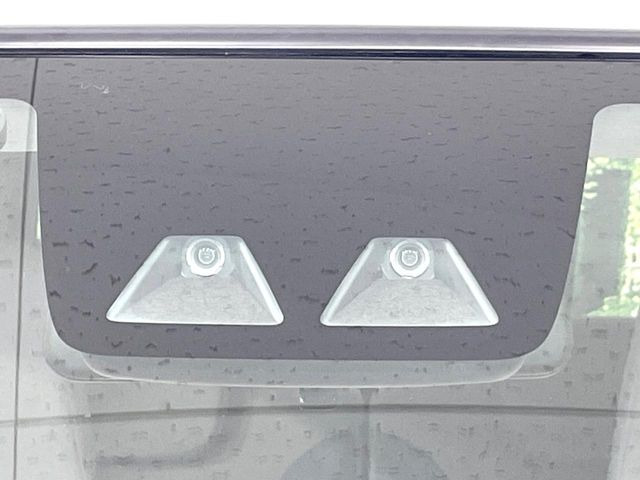 【スマートアシスト】走行中に前方の車両等を認識し、衝突しそうな時は警報とブレーキで衝突回避と被害軽減をアシスト。より安全にドライブをお楽しみいただけます。