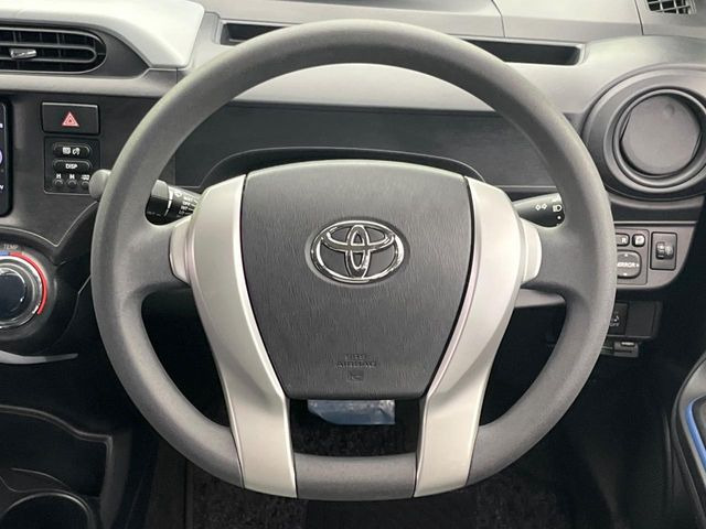 �C���e���A�ɍ��킹���f�U�C���̃X�e�A�����O�́A�^�]�������̂��Ƃ��l���A�^�]���₷���`��A�傫���ł��B�����x�A���ۂɐG���Ă��m���߂��������B