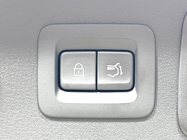 【パワーバックドア】スマートキーや運転席のボタンを押すだけでリアゲートが自動で開閉します!荷物を持っている時や、高い位置にあるバックドアを閉める際に便利な機能です♪