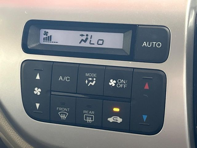 【オートエアコン】一度お好みの温度に設定すれば、車内の温度を検知し風量や温度を自動で調整。暑い&hellip;寒い&hellip;と何度もスイッチ操作をする必要はありません。快適な車内空間には必須の機能ですね♪