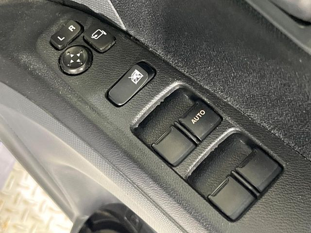 【電動格納ミラー】サイドミラーは電動格納式となっており、狭い駐車場でもキズがつくリスクを抑えられます。