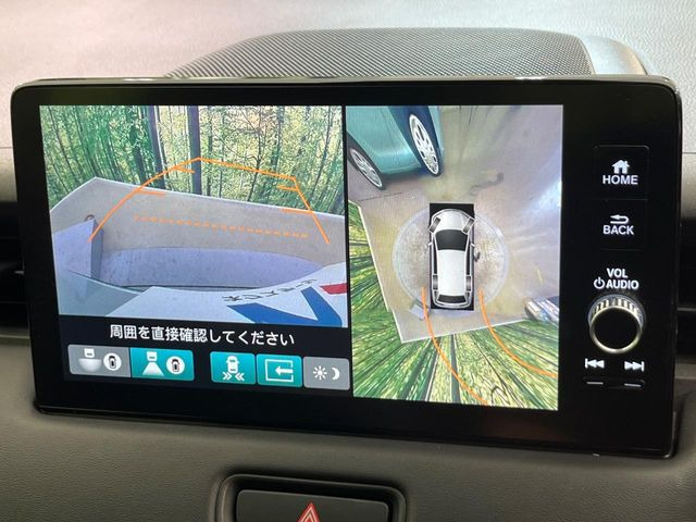 【マルチビューカメラシステム】専用のカメラにより、上から見下ろしたような視点で360度クルマの周囲を確認することができます☆死角部分も確認しやすく、狭い場所での切り返しや駐車もスムーズに行えます。