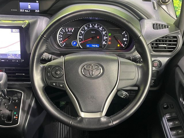 【クルーズコントロール】高速道路もラクラク走行。アクセルを離しても一定速度で走行ができ、長距離運転時の負担を軽減!加速・減速も簡単なスイッチ操作で調整できます。