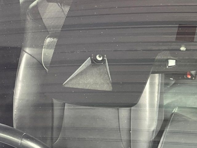 【プリクラッシュセーフティ】前方の車両等を検知し、衝突しそうな時は警報で注意を促し、ブレーキを踏む力をサポート。ブレーキを踏めなかった場合は衝突被害軽減ブレーキが作動、衝突回避をサポートします。