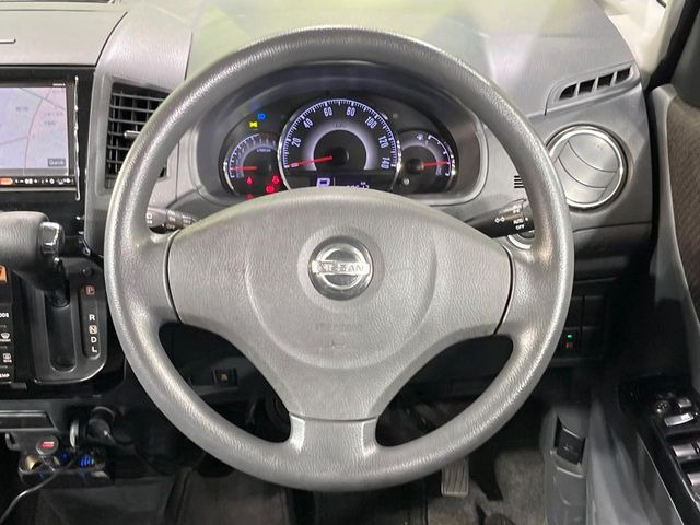 �C���e���A�ɍ��킹���f�U�C���̃X�e�A�����O�́A�^�]�������̂��Ƃ��l���A�^�]���₷���`��A�傫���ł��B�����x�A���ۂɐG���Ă��m���߂��������B