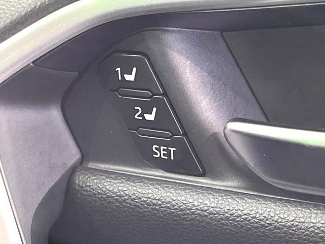 【メモリー機能付きパワーシート】ドライバーごとに設定したシート位置を記憶して、ボタン一つで切り替えできる便利な機能!運転する方が複数名いらっしゃるご家庭におすすめです♪