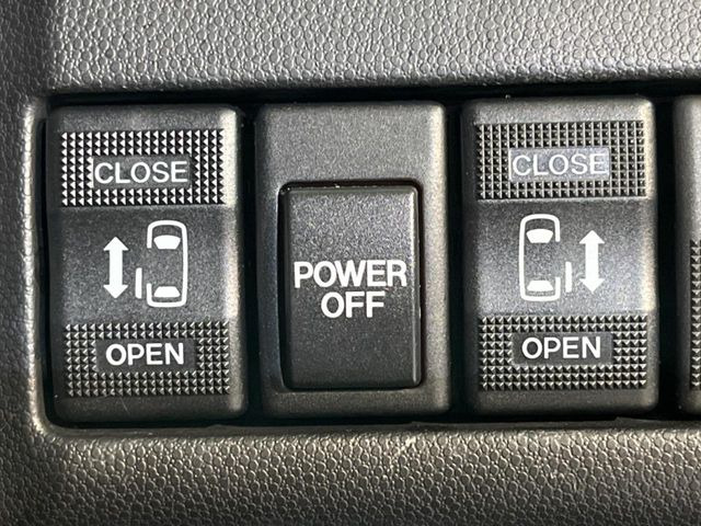 【両側パワースライドドア】スマートキーや運転席のスイッチで後席両側スライドドアの開閉が可能♪電動だから力を入れてドアを開ける必要が無く、小さなお子様でも簡単に開け閉めでき快適です♪