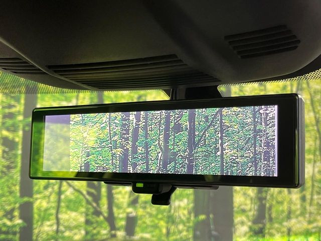 【インテリジェントルームミラー】後席の大きな荷物や同乗者で後方が確認しづらい時でも安心!カメラが撮影した車両後方の映像をルームミラー内に表示。クリアな視界で状況の確認が可能です!