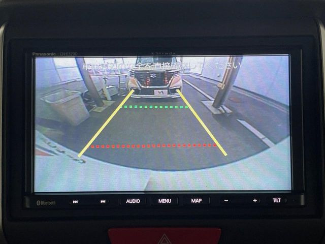【バックカメラ】駐車時に後方がリアルタイム映像で確認できます。大型商業施設や立体駐車場での駐車時や、夜間のバック時に大活躍!運転スキルに関わらず、今や必須となった装備のひとつです!
