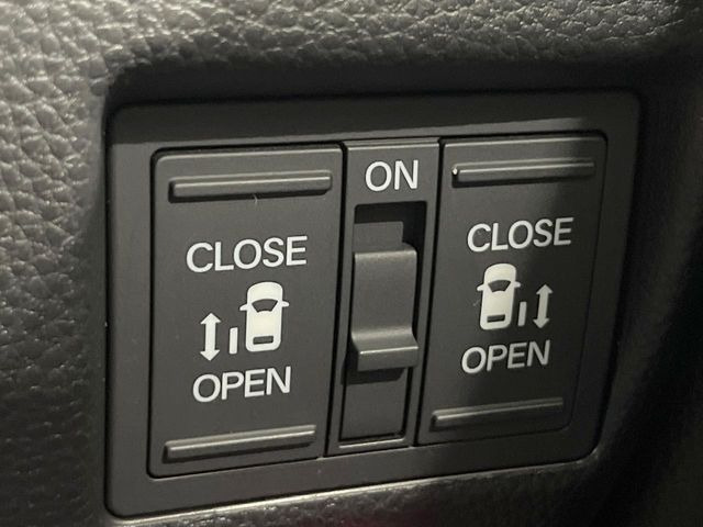 【両側パワースライドドア】スマートキーや運転席のスイッチで後席両側スライドドアの開閉が可能♪電動だから力を入れてドアを開ける必要が無く、小さなお子様でも簡単に開け閉めでき快適です♪
