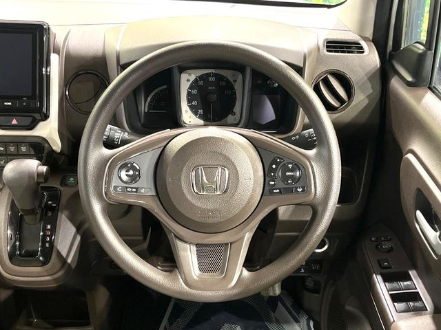 �C���e���A�ɍ��킹���f�U�C���̃X�e�A�����O�́A�^�]�������̂��Ƃ��l���A�^�]���₷���`��A�傫���ł��B�����x�A���ۂɐG���Ă��m���߂��������B