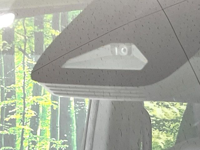 【トヨタセーフティセンス】走行中に前方の車両等を認識し、衝突しそうな時は警報とブレーキで衝突回避と被害軽減をアシスト。より安全にドライブをお楽しみいただけます。