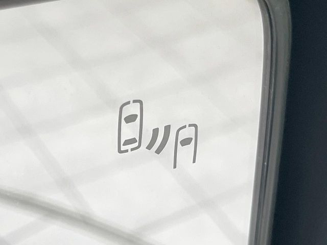 【ブラインドスポットモニター】走行中、ドアミラーの死角になりやすい箇所に後続車が接近するとサイドミラーのレンズに警告を表示!ドライバーに注意喚起をしてくれます。