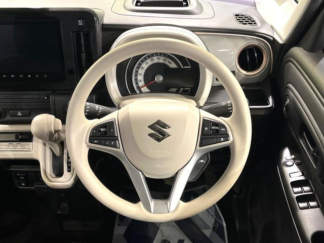 インテリアに合わせたデザインのステアリングは、運転される方のことも考え、運転しやすい形状、大きさです。是非一度、実際に触ってお確かめください。