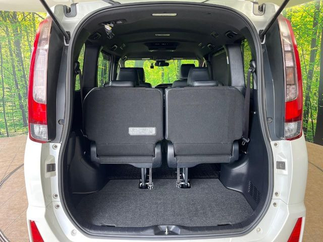 普段のお買い物や通勤、送迎等に十分な荷室スペースを確保しております。セカンドシートを倒すと、大きな荷物の積載も可能です♪