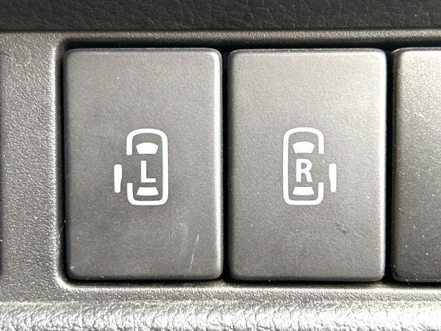 【両側パワースライドドア】スマートキーや運転席のスイッチで後席両側スライドドアの開閉が可能♪電動だから力を入れてドアを開ける必要が無く、小さなお子様でも簡単に開け閉めでき快適です♪