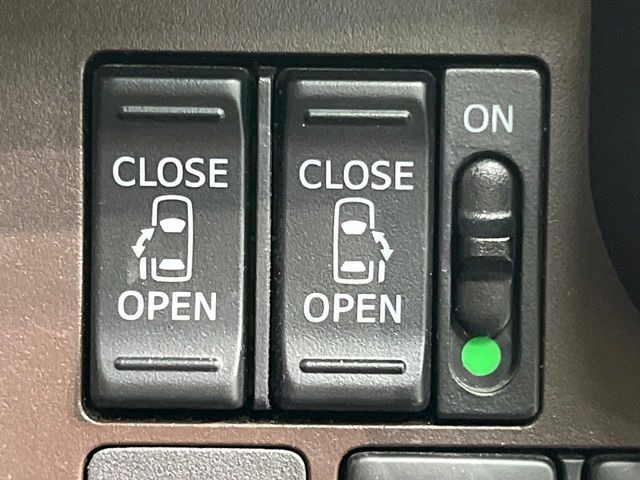 【両側パワースライドドア】スマートキーや運転席のスイッチで後席両側スライドドアの開閉が可能♪電動だから力を入れてドアを開ける必要が無く、小さなお子様でも簡単に開け閉めでき快適です♪