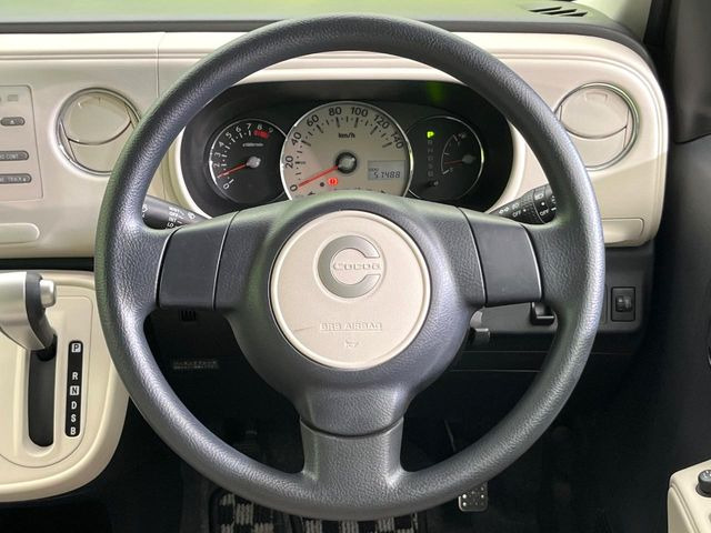 �C���e���A�ɍ��킹���f�U�C���̃X�e�A�����O�́A�^�]�������̂��Ƃ��l���A�^�]���₷���`��A�傫���ł��B�����x�A���ۂɐG���Ă��m���߂��������B