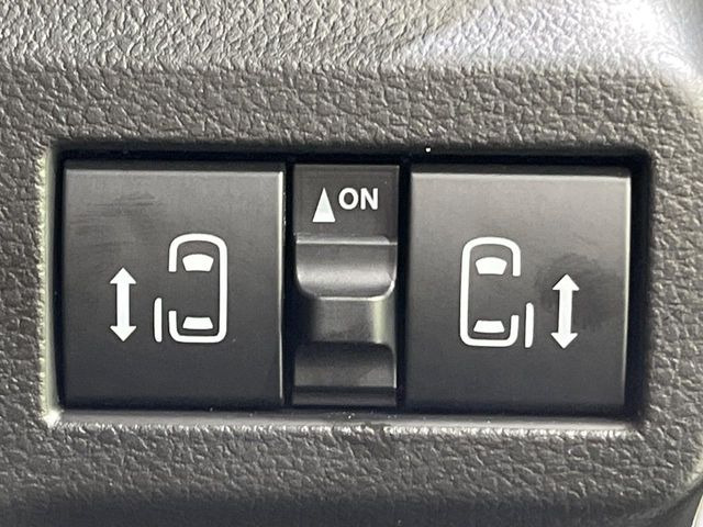 【両側パワースライドドア】スマートキーや運転席のスイッチで後席両側スライドドアの開閉が可能♪電動だから力を入れてドアを開ける必要が無く、小さなお子様でも簡単に開け閉めでき快適です♪