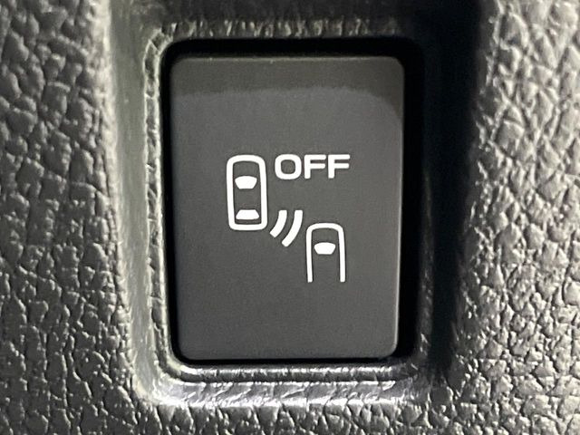 【リヤビークルディティクション】走行中、ドアミラーの死角になりやすい箇所に後続車が接近するとサイドミラー付近に警告を表示、ドライバーに注意喚起と、万一の際はハンドル操作をアシストをします。