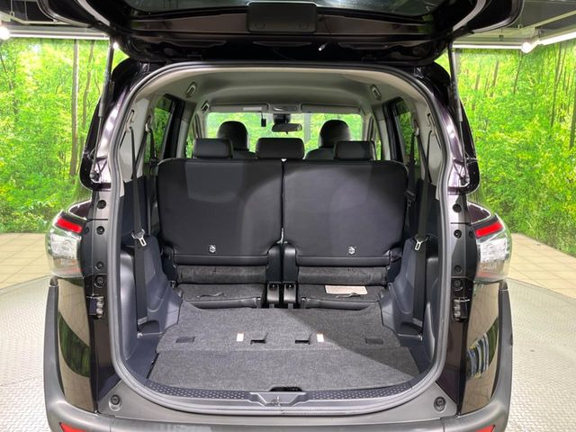 後席を格納すると、これだけの広さが!シーンに合わせたシートアレンジで、大きな荷物も積むことが出来ます♪
