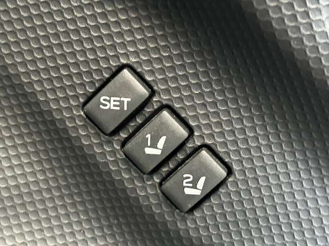 【運転席ポジションメモリー付パワーシート】ワンタッチで記憶させていたシートの前後・リクライニングはもちろん、シートリフターも備えます☆快適なドライブをお楽しみ下さい♪