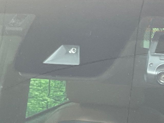 【ホンダセンシング】走行中に前方の車両等を認識し、衝突しそうな時は警報とブレーキで衝突回避と被害軽減をアシスト。より安全にドライブをお楽しみいただけます。