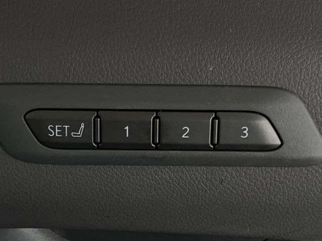 【メモリー機能付きパワーシート】ドライバーごとに設定したシート位置を記憶して、ボタン一つで切り替えできる便利な機能!運転する方が複数名いらっしゃるご家庭におすすめです♪