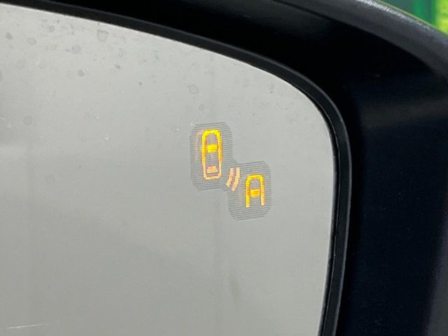 【ブラインドスポットモニタリング】走行中、ドアミラーの死角になりやすい箇所に後続車が接近するとサイドミラー付近に警告を表示、ドライバーに注意喚起をしてくれます。
